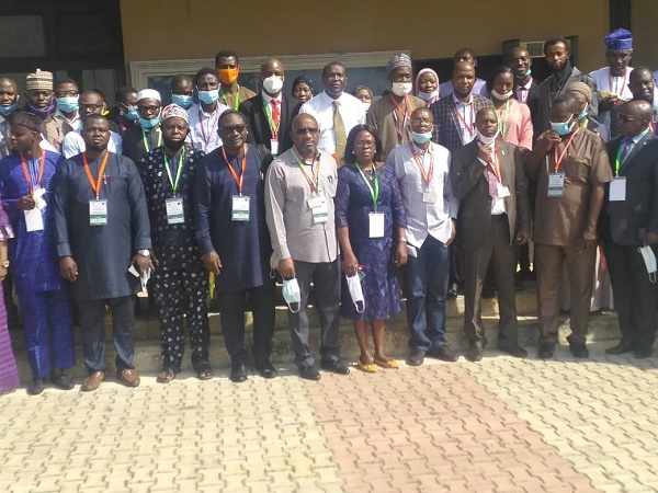 Group photo of participants and university management