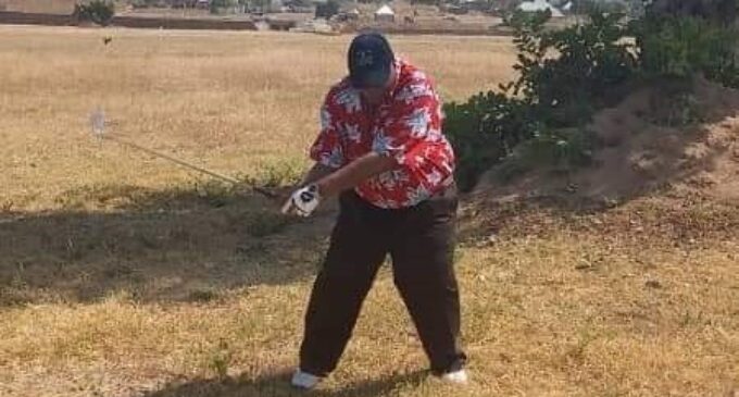 EXTRA: Ishaku plays golf on dry grass