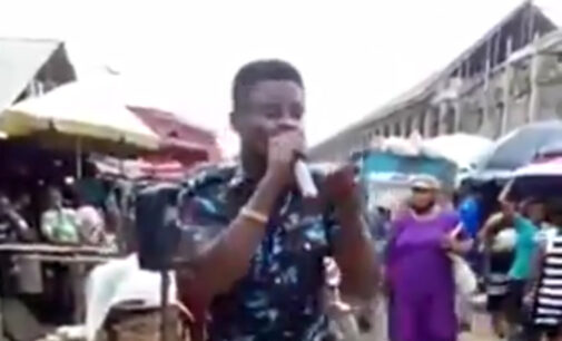 VIDEO: Policeman preaches to passers-by at local market