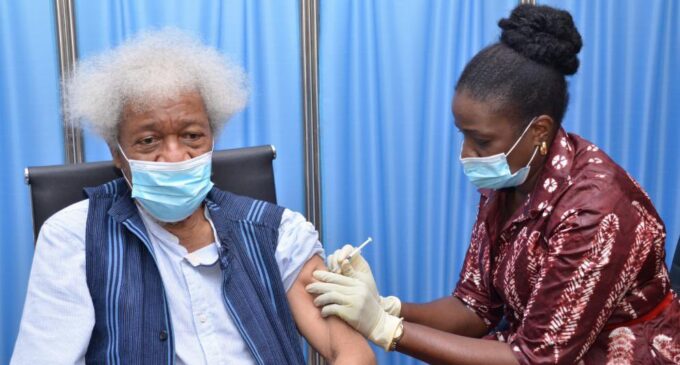 Soyinka receives COVID-19 vaccine