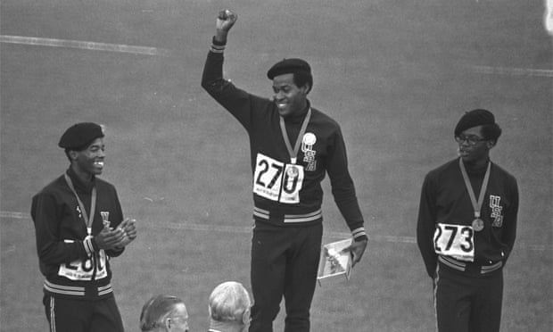 Larry James (l.), Lee Evans (c.), and Ron Freeman (r.) receiving their medals (AP)