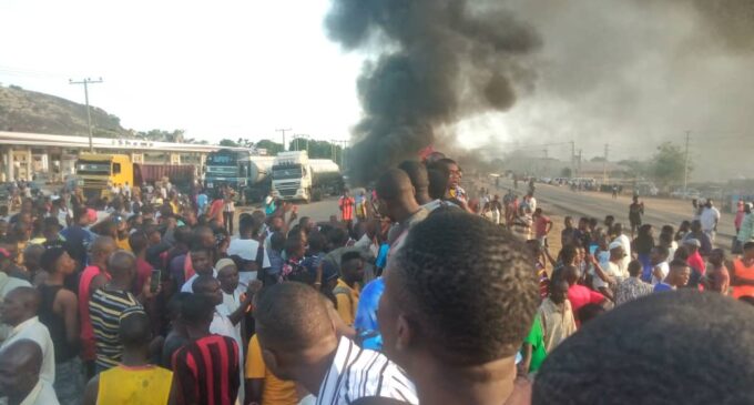 Protesters block Abuja-Kaduna road over abduction of 30 persons by gunmen