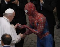 EXTRA: ‘Spider-man’ meets Pope Francis, gifts him face mask