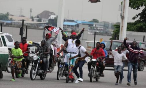 #EndSARSMemorial: Charly Boy turns up as CDQ advises protesters against face-off with police (video)