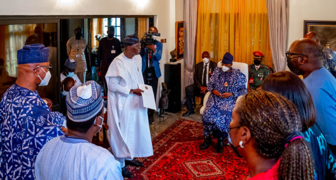 PHOTOS: Buhari pays condolence visit to Shonekan’s family