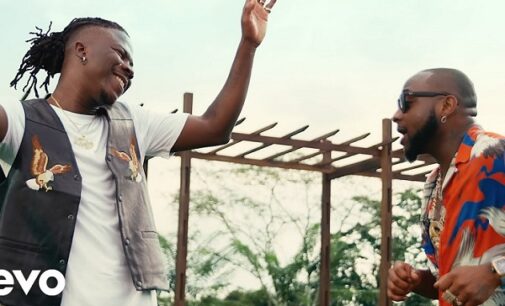 Stonebwoy begs Nigerians as he meets Davido in Ghana