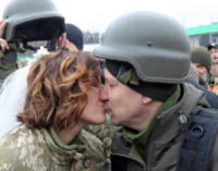 VIDEO: Ukrainian soldiers wed on the frontline of war