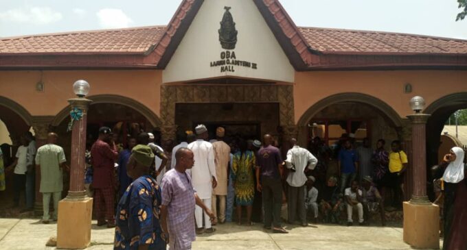 PHOTOS: Mourners throng Oyo palace over Alaafin’s death