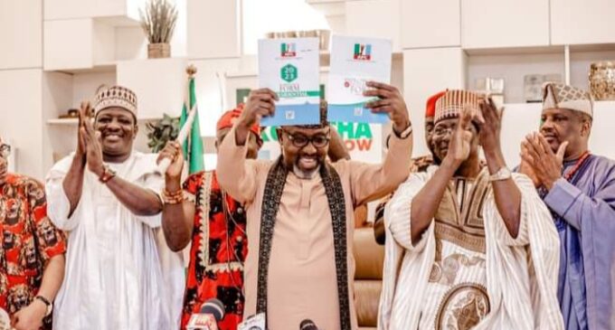 PHOTOS: Support group presents APC presidential nomination form to Okorocha