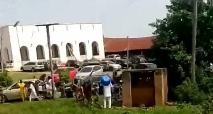 EXTRA: Drama at Alaafin’s palace as bees attack mourners