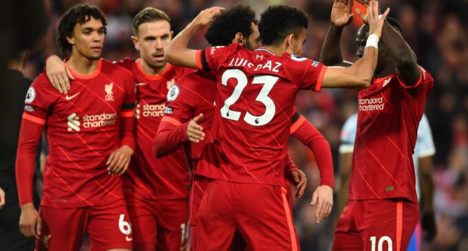 Four-star Liverpool thrash Man United to go top of EPL