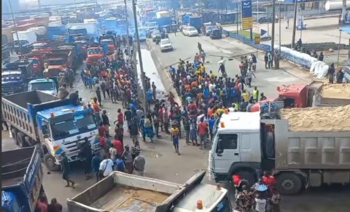 Gridlock in Onitsha as tipper drivers block River Niger bridge to protest against ‘extortion’