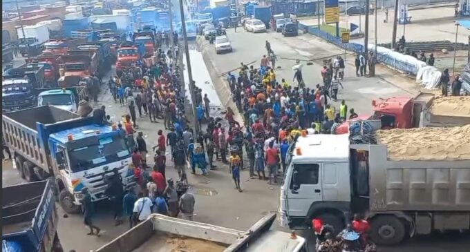 Gridlock in Onitsha as tipper drivers block River Niger bridge to protest against ‘extortion’