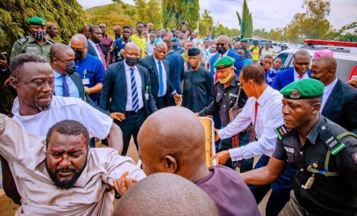 PHOTOS: Osinbajo helps accident victims in Abuja on his way to Ondo