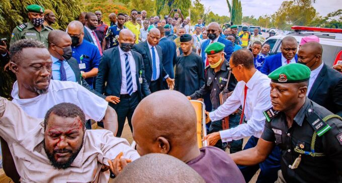 PHOTOS: Osinbajo helps accident victims in Abuja on his way to Ondo