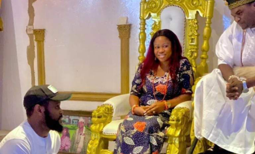 ‘Does this affect garri price?’ — Reactions as Seyi Tinubu sits at monarch’s feet