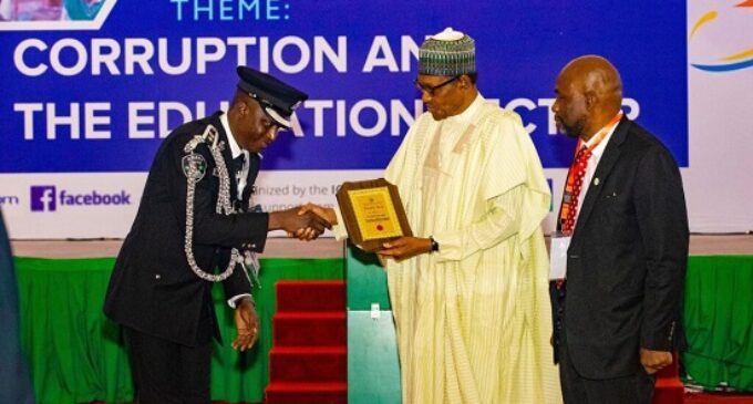 PHOTOS: Buhari presents integrity award to police officer who rejected $200k bribe