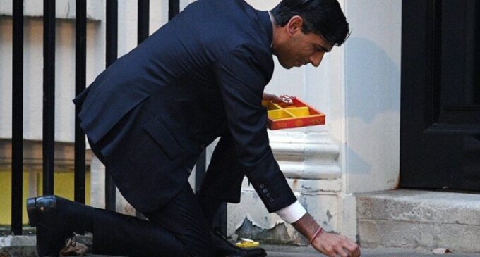 FACT CHECK: No, Rishi Sunak did not light candles on Downing Street after he became UK PM