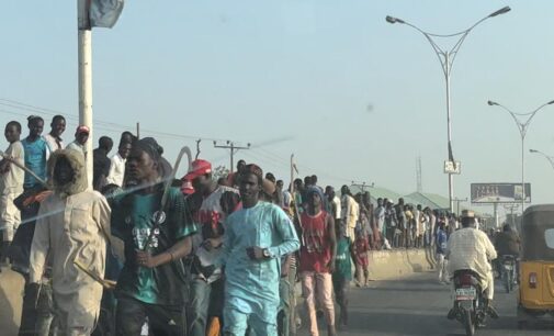 VIDEO: Brandishing sticks and machetes, youths march through Kano streets to welcome Kwankwaso