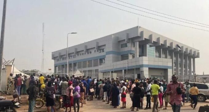Police take over Ondo CBN office as residents protest banks’ rejection of old naira notes