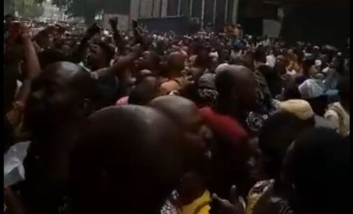 Currency redesign: Nigerians throng CBN branches in Lagos, Kaduna to deposit old naira notes