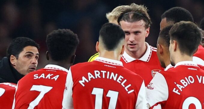 Arsenal snatch draw with two late goals to keep fading title hopes alive