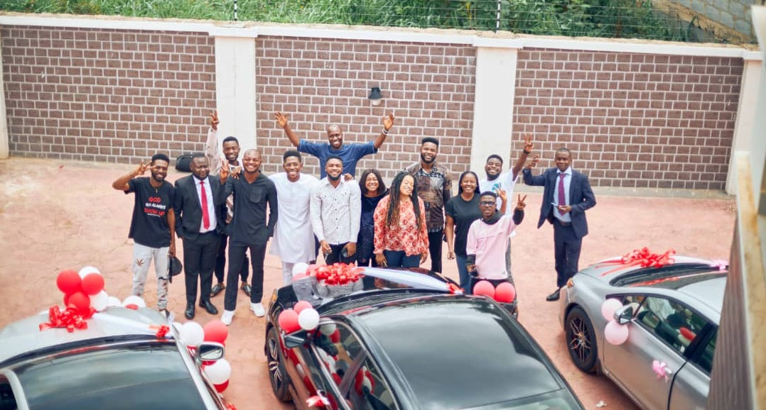 Moses Bliss gifts cars to barber of nine years, two label signees