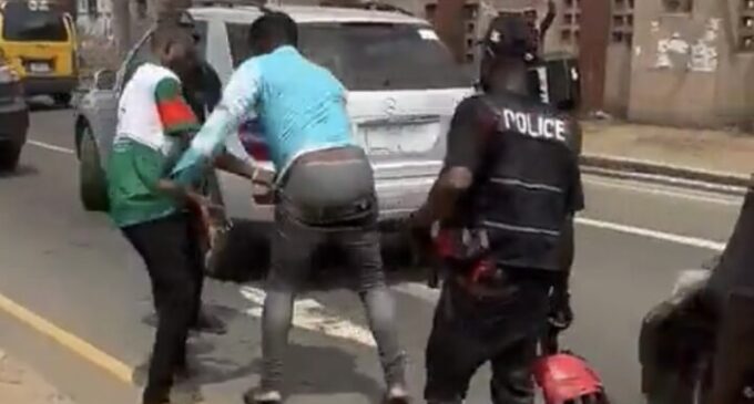 Police officers assault man ‘for refusing to unlock his phone’ in Lagos