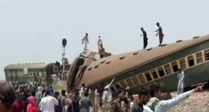 19 killed, dozens injured as train derails in Pakistan