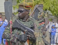 Di viral video wey soldiers hold heavy gun wit plenti knives no bi from Niger Republic