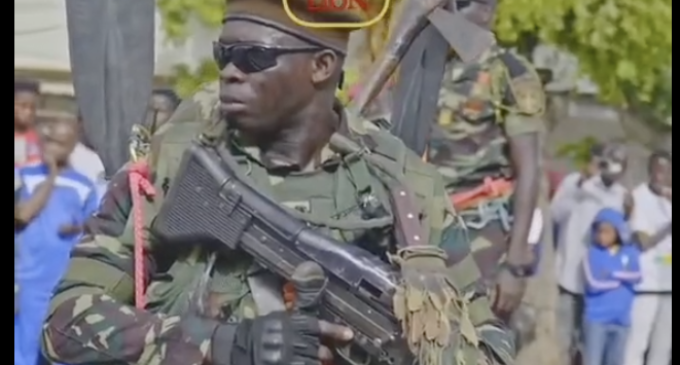 Di viral video wey soldiers hold heavy gun wit plenti knives no bi from Niger Republic