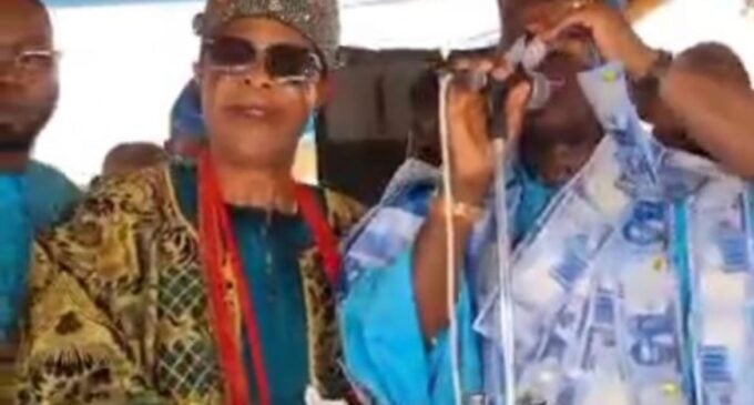 ‘It’s a crime’ — NOA knocks Ogun monarch for ‘spraying naira’ on musician