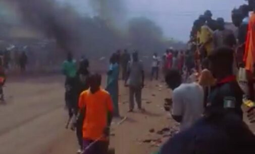 Hoodlums hijack protest in Niger state, steal food items from trucks