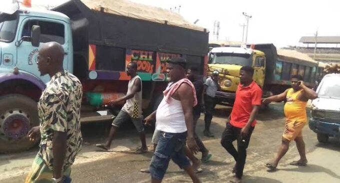 Tipper drivers block Niger Bridge over ‘extortion’ by government agents