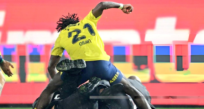 VIDEO: Bright Osayi-Samuel attacked by pitch invader in Turkey