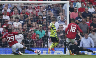 Arsenal defeat Man United to extend title race to final day of EPL season
