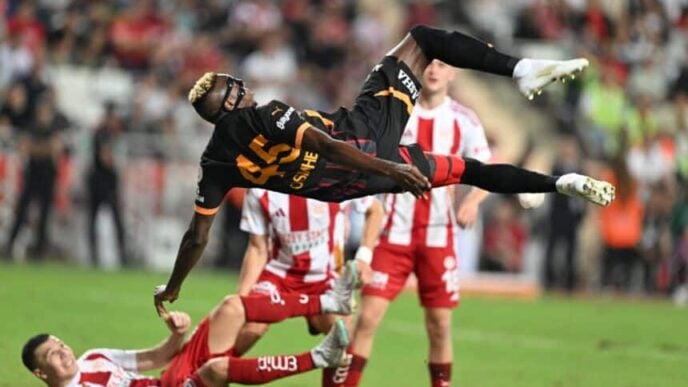 Victor Osimhen scores a late bicycle kick in Glatasaray's 3-0 victory over Antalayaspor