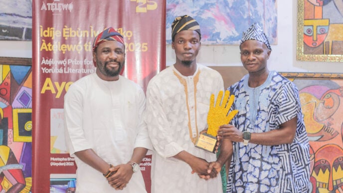 Oredola Ibrahim flanks Abdulrafiu as he receives the award from Tunde Lawuyi-Ogunniran Oredola Ibrahim.
