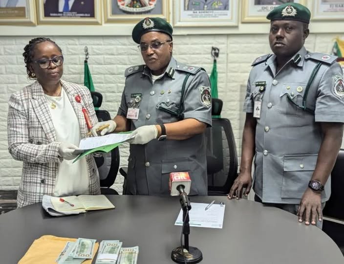 Customs hands over seized dollars to EFCC