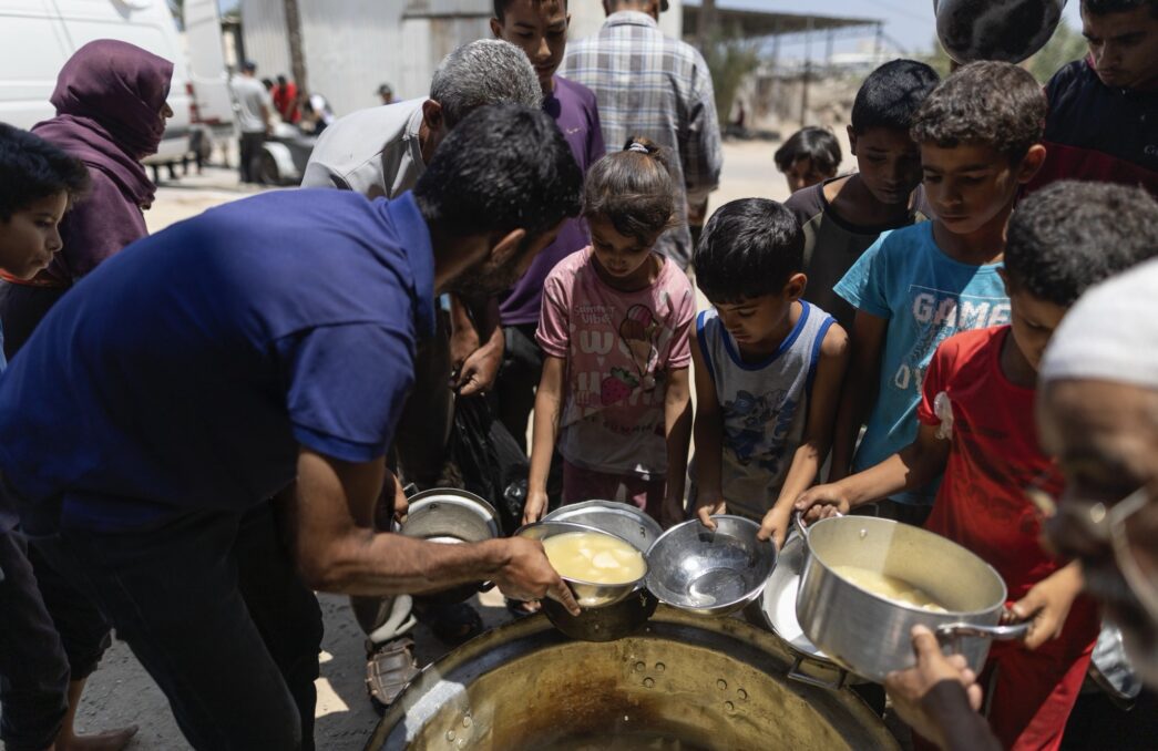 children being fed in Gaza