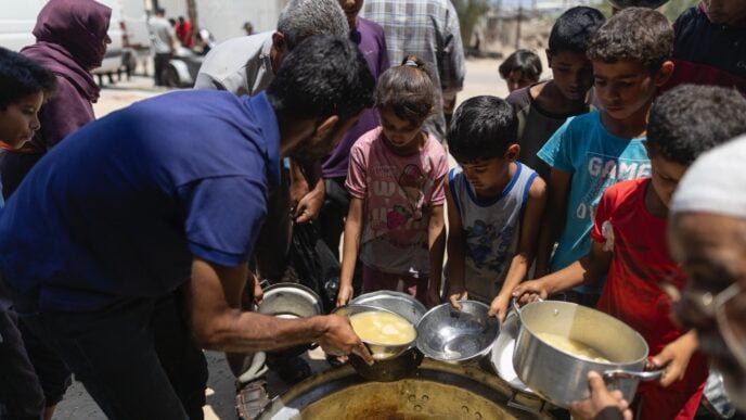 children being fed in Gaza