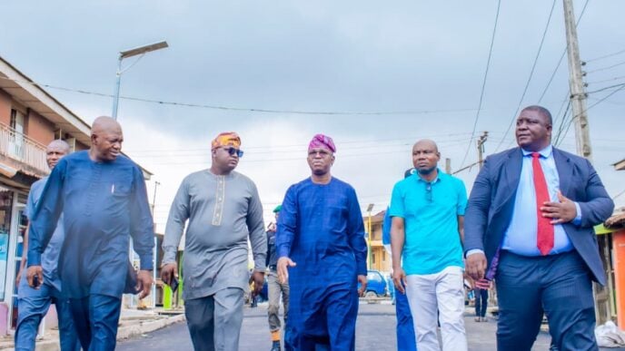 Tokunbo Abiru in blue outfit (middle)