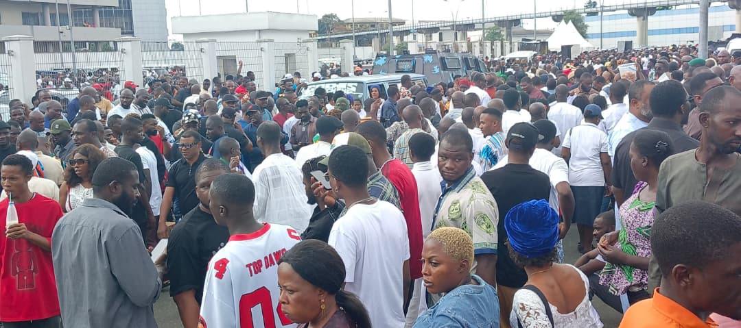 Crowd 5