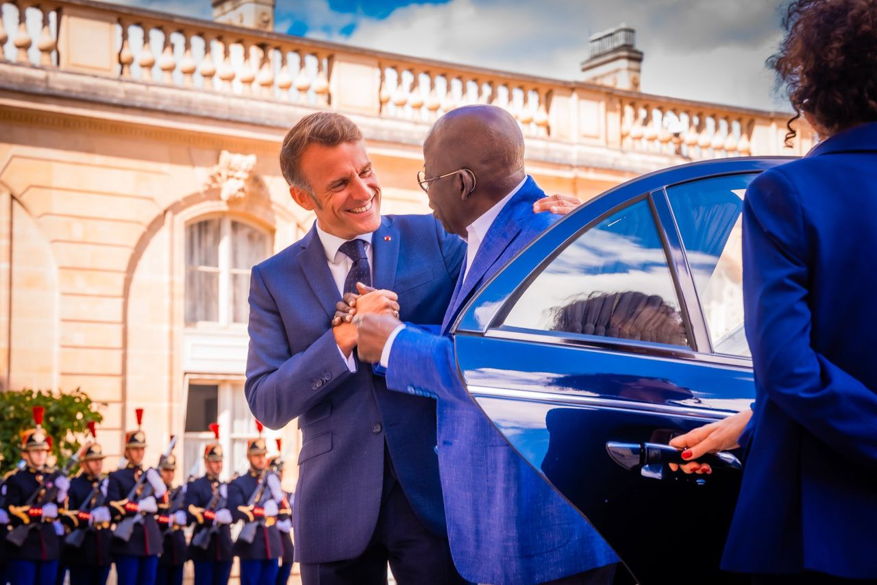 President Bola Tinubu has held a private working lunch with French President Emmanuel Macron at the Élysée Palace in Paris.