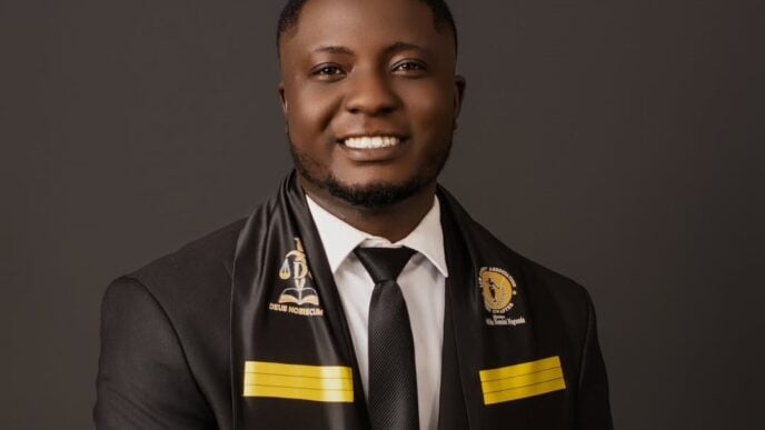 Viral hawker who shared money with inmates in 2022 bags law degree
