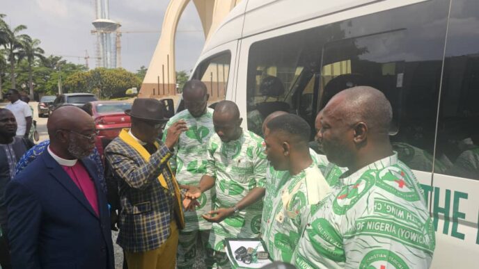 Presentation of hybrid buses to CAN youths by Remi Tinubu, first lady of Nigeria