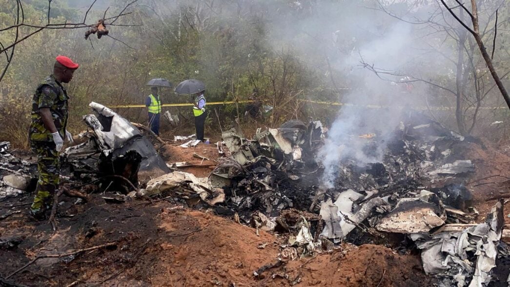 Security officials secure wreckage of the plane that crashed in Kenya | Photo: Laban Walloga/Reuters
