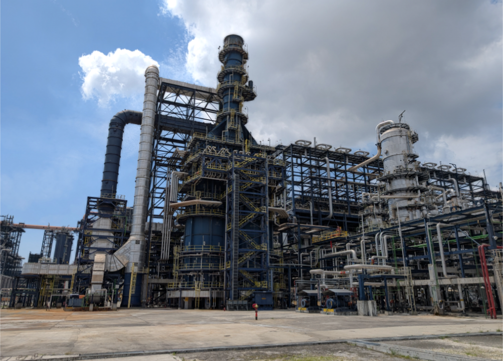 Africa's largest refinery, the Dangote Petroleum Refinery, is slated to undergo a historic expansion that will expand output capacity from 650,000 barrels per day (BPD) to 1.4 million BPD over the next three years. When finished, the expansion will make the refinery the world's largest, representing a significant step toward Nigeria's and Africa's energy independence. Alhaji Aliko Dangote, president and CEO of Dangote Industries Ltd., unveiled the initiative on Sunday in Lagos. According to him, the step reflects faith in Nigeria’s potential. Dangote Refinery to Increase Capacity to 1.4m Barrels Daily