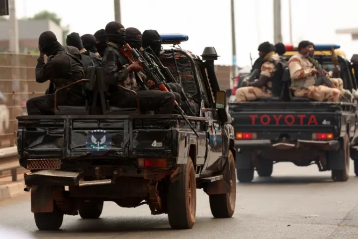 Soldiers on a Guinea-Bissau street | Photo: Luc Gnago/Reuters